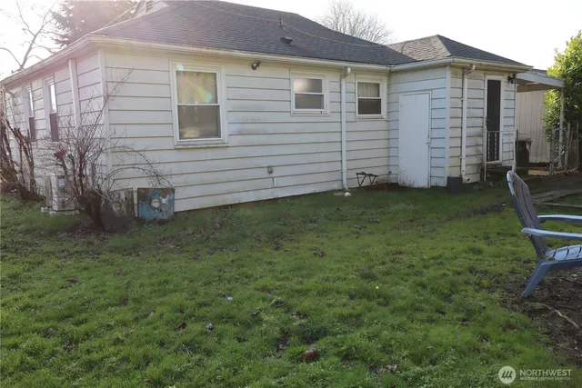 a view of a backyard