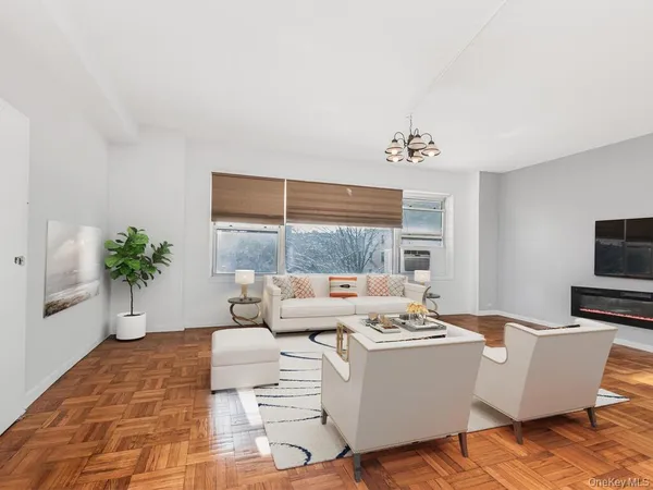 $139,000 | 8 Fordham Hill Ovl, Unit 3D | University Heights
