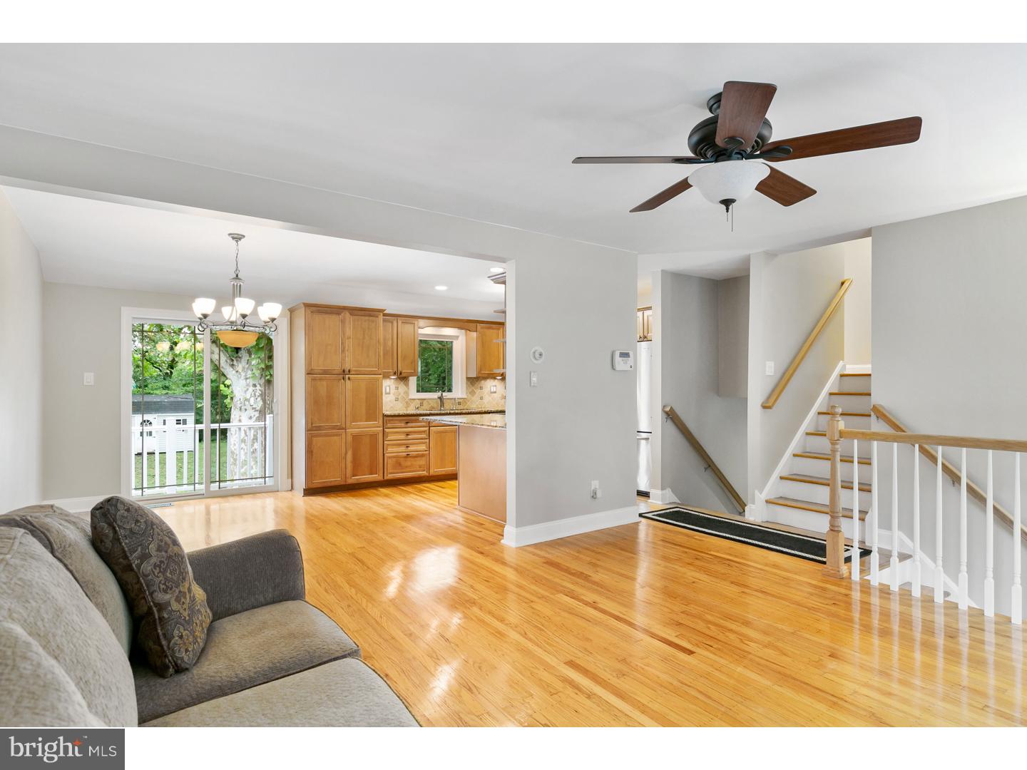 7 Maple Road Burlington Township, NJ 08016 - Photo 11 of 25 Living Room