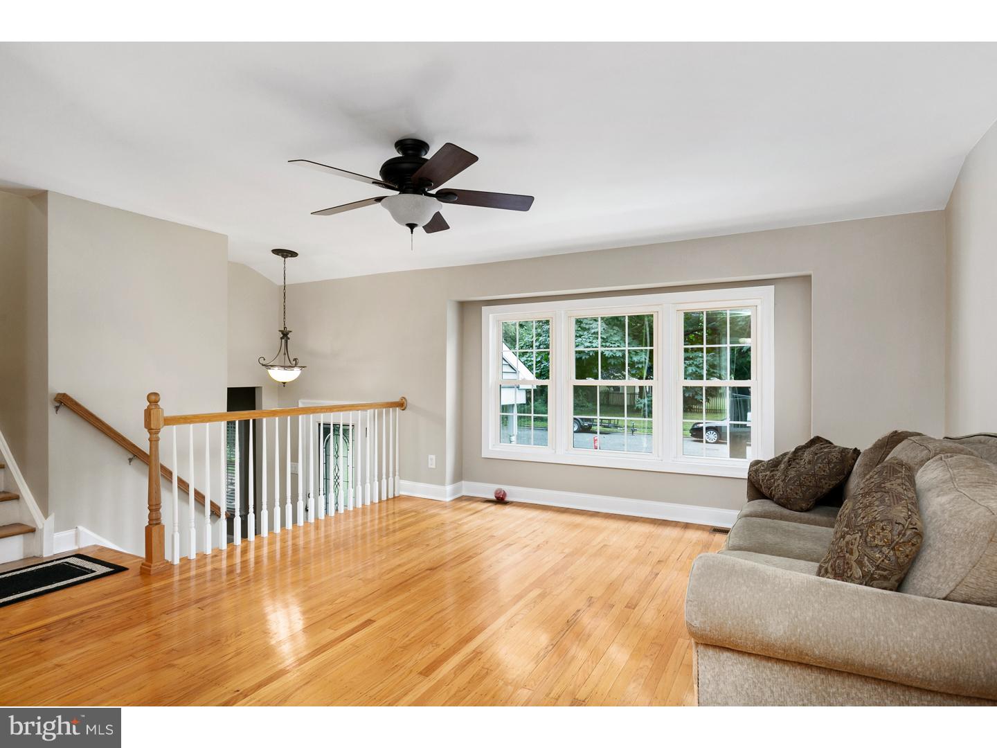 7 Maple Road Burlington Township, NJ 08016 - Photo 9 of 25 Living Room