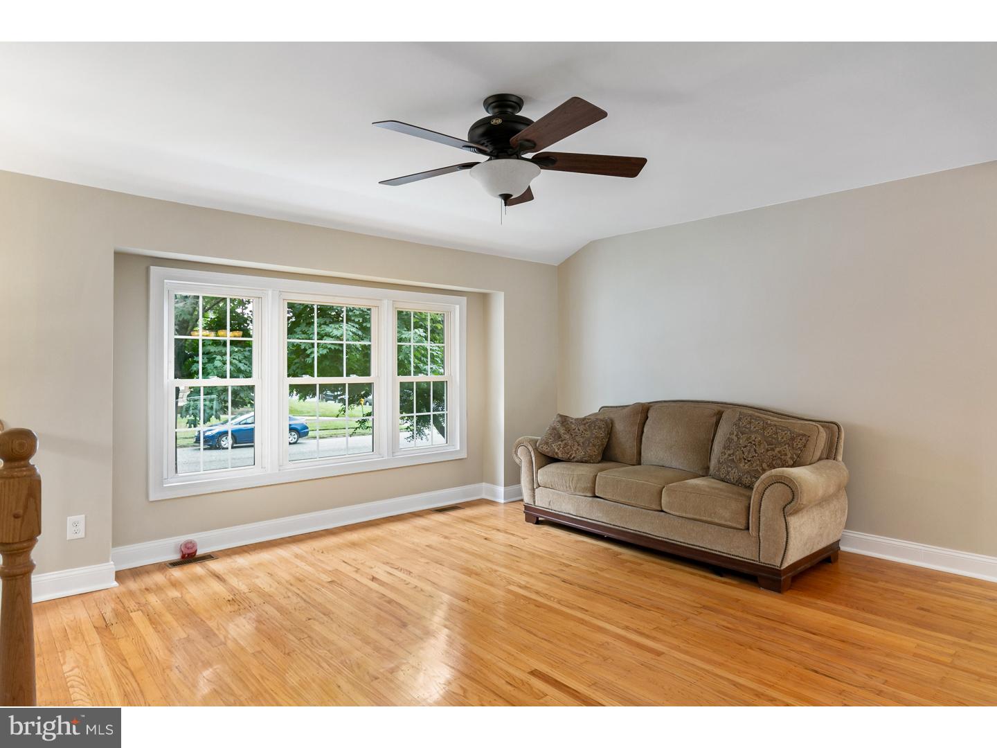 7 Maple Road Burlington Township, NJ 08016 - Photo 10 of 25 Living Room