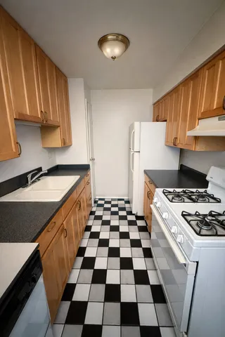 $129,999 | 740 Hill Drive, Unit 303, Hoffman Estates, IL 60169