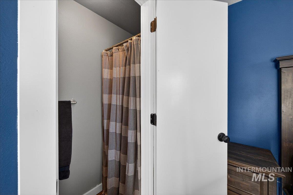 611 Northwest 15th Street Meridian, ID 83642 - Photo 21 of 35 Full bath featuring a shower with shower curtain