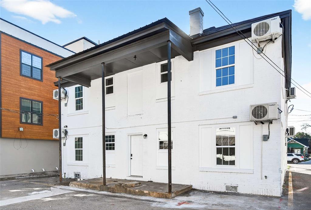 435 West 9th Street Dallas, TX 75208 - Photo 21 of 39 a front view of a building with parking