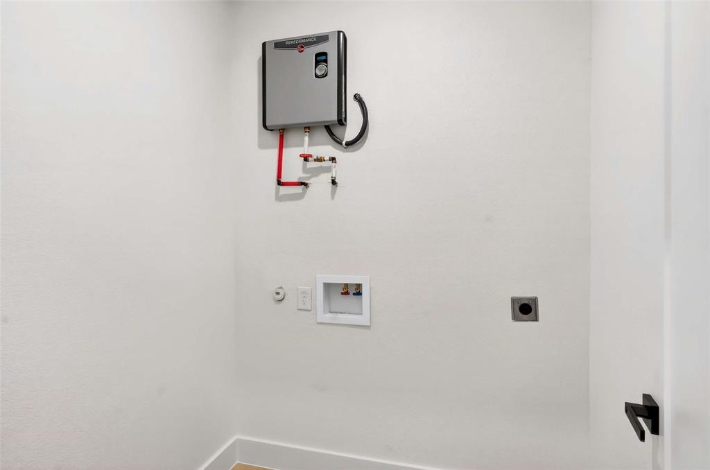 435 West 9th Street Dallas, TX 75208 - Photo 26 of 39 a bathroom with a shower and mirror