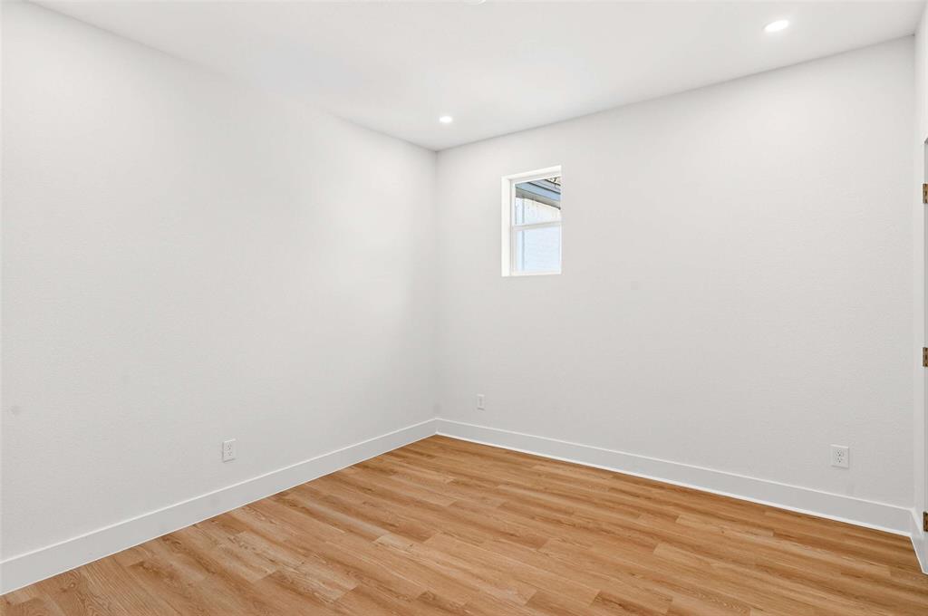 435 West 9th Street Dallas, TX 75208 - Photo 28 of 39 a view of empty room with wooden floor