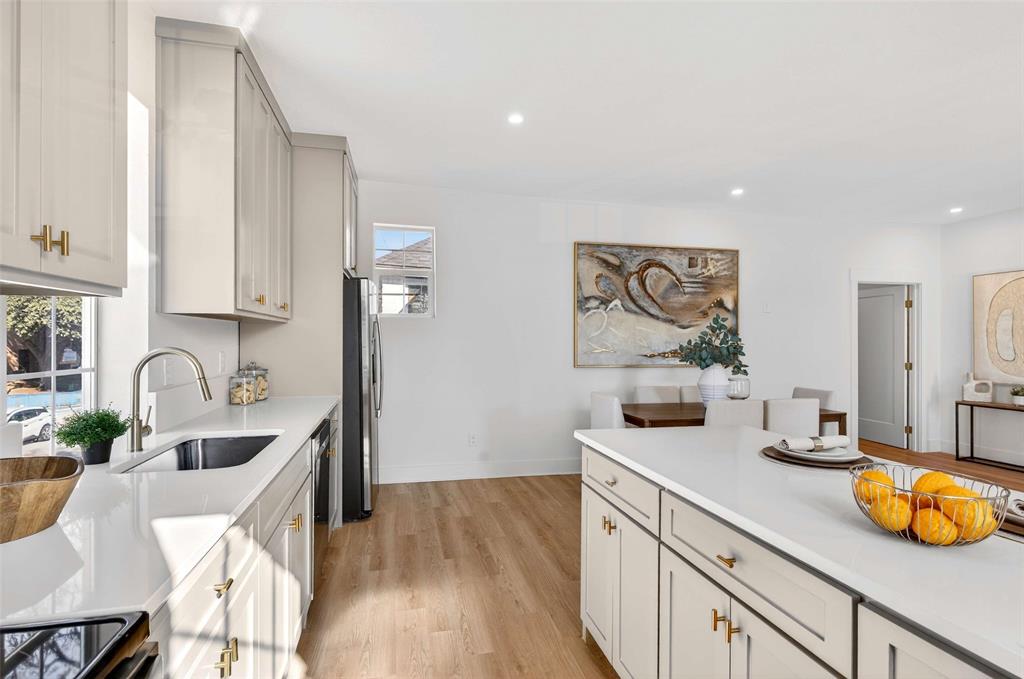 435 West 9th Street Dallas, TX 75208 - Photo 8 of 39 a kitchen with stainless steel appliances a sink a stove and wooden floor