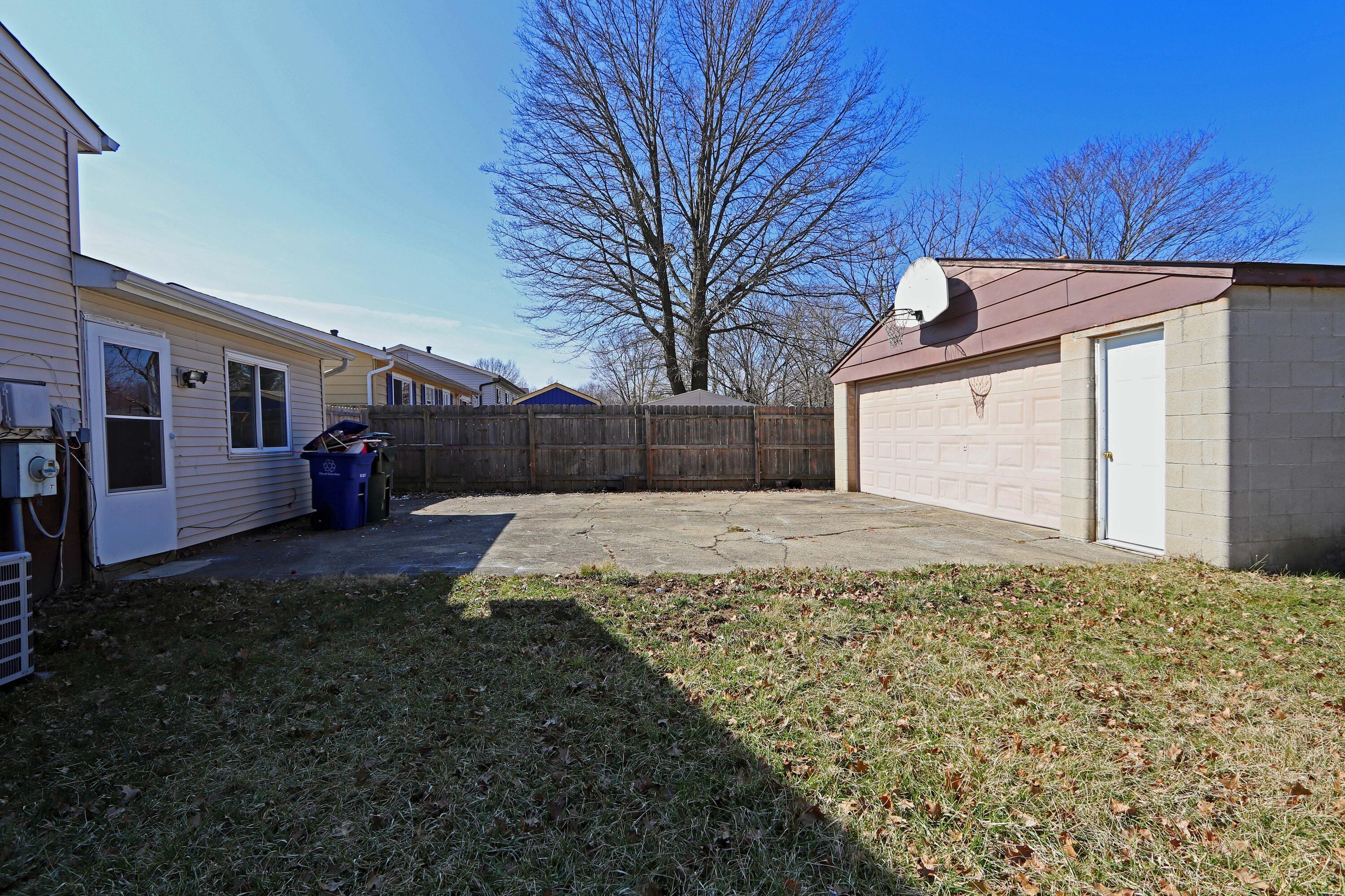 4569 Stonehedge Road Columbus, OH 43231 - Photo 37 of 38 Concrete Patio/Parking area