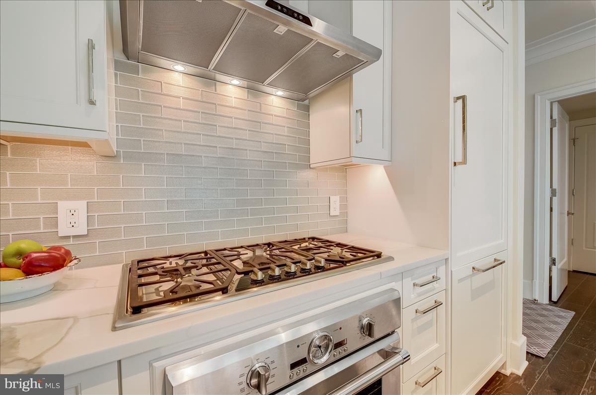 1108 16th Street Northwest, Unit 604 Washington, DC 20036 - Photo 6 of 26 Six burner stove
