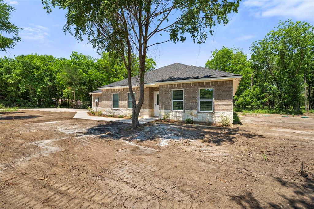 1011 Southeast County Road Corsicana, TX 75109 - Photo 2 of 40 a front view of a house with a garden