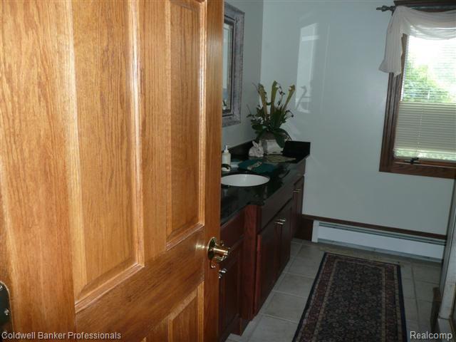 8291 Allen Road Clarkston, MI 48348 - Photo 12 of 25 Bathroom