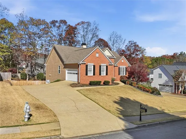 a view of house and outdoor space