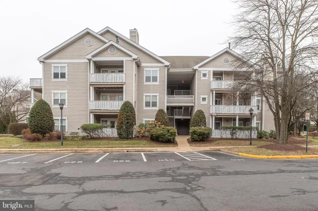 $345,000 | 14301 Grape Holly Grove, Unit 23, Centreville, VA 20121