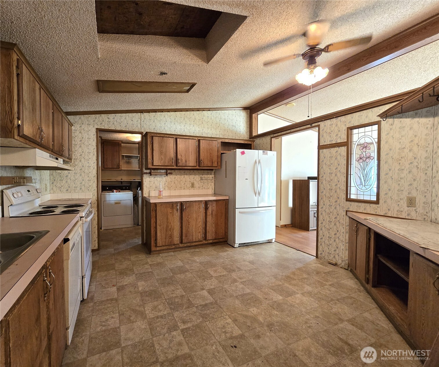 520 North 3rd Street Elma, WA 98541 - Photo 13 of 28 a kitchen with refrigerator cabinets and electronic appliances