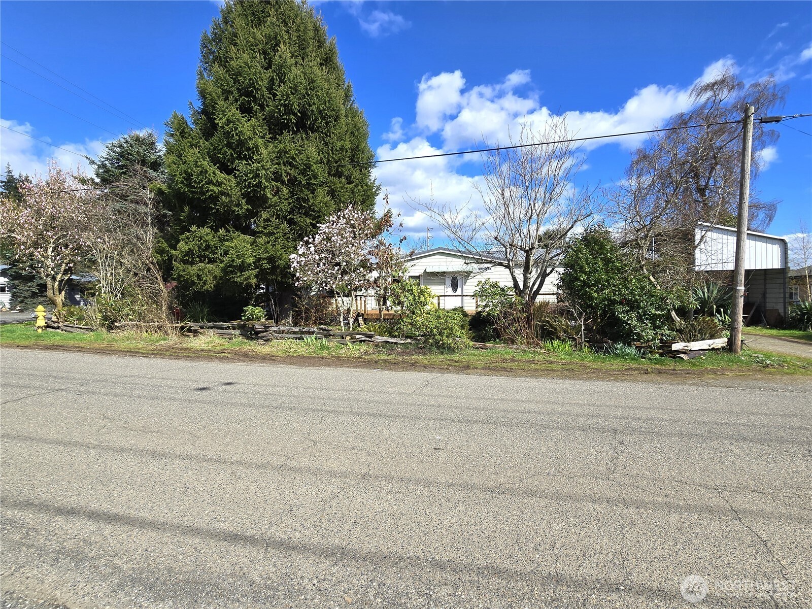 520 North 3rd Street Elma, WA 98541 - Photo 2 of 28 a view of a building with a yard