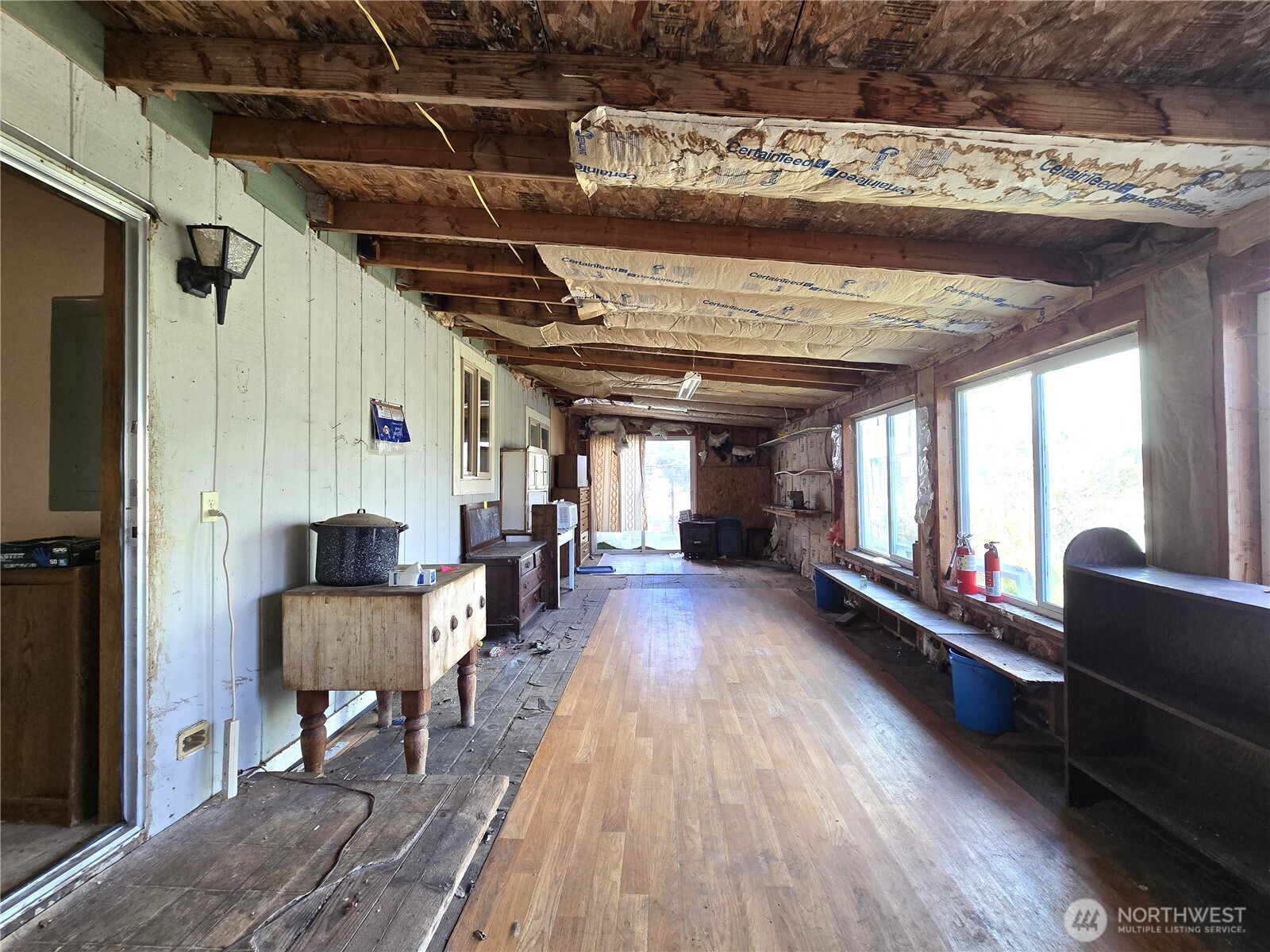 520 North 3rd Street Elma, WA 98541 - Photo 23 of 28 a living room with furniture and a fireplace