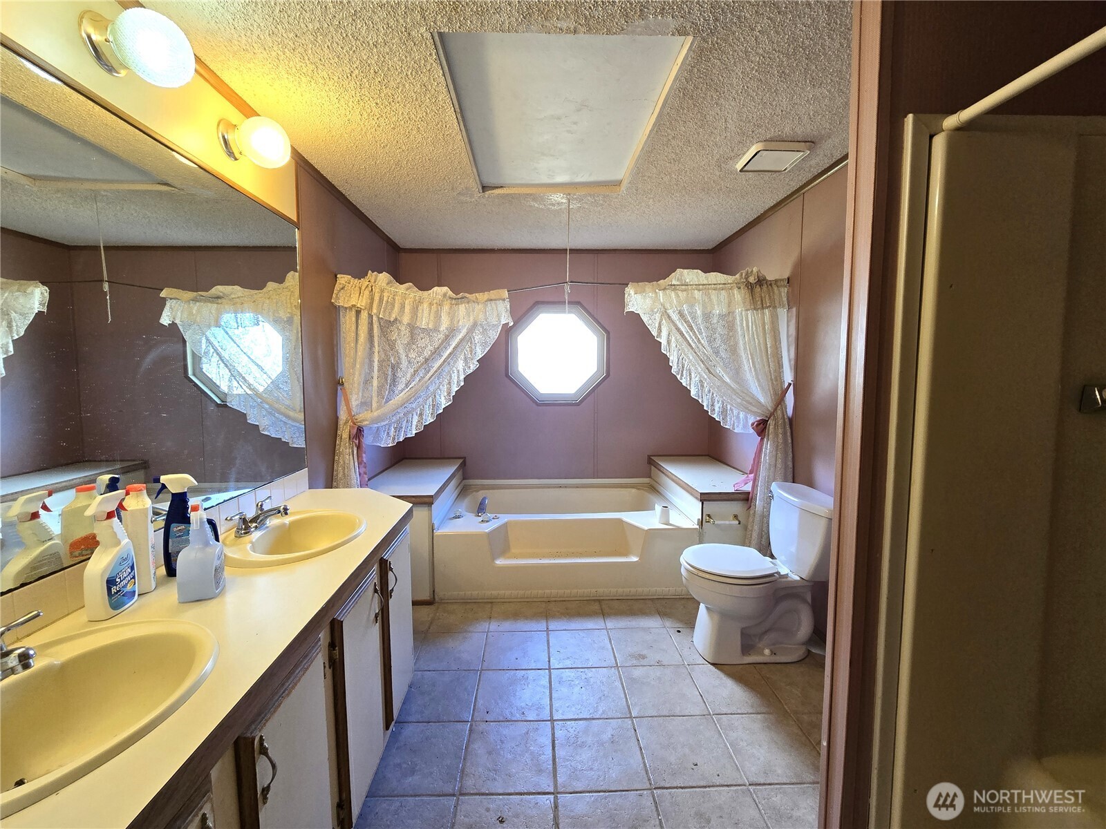 520 North 3rd Street Elma, WA 98541 - Photo 9 of 28 a bathroom with a sink a toilet and bathtub