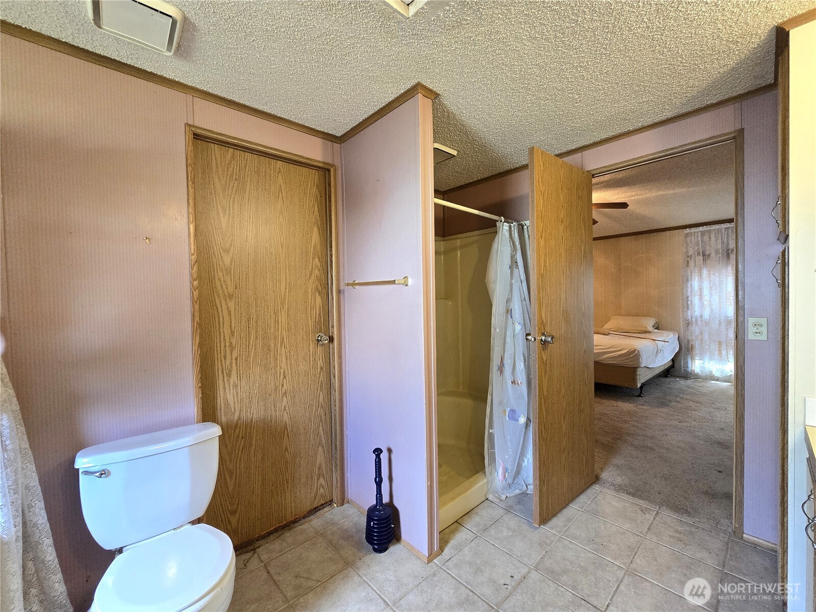520 North 3rd Street Elma, WA 98541 - Photo 10 of 28 a bathroom with a toilet and a shower