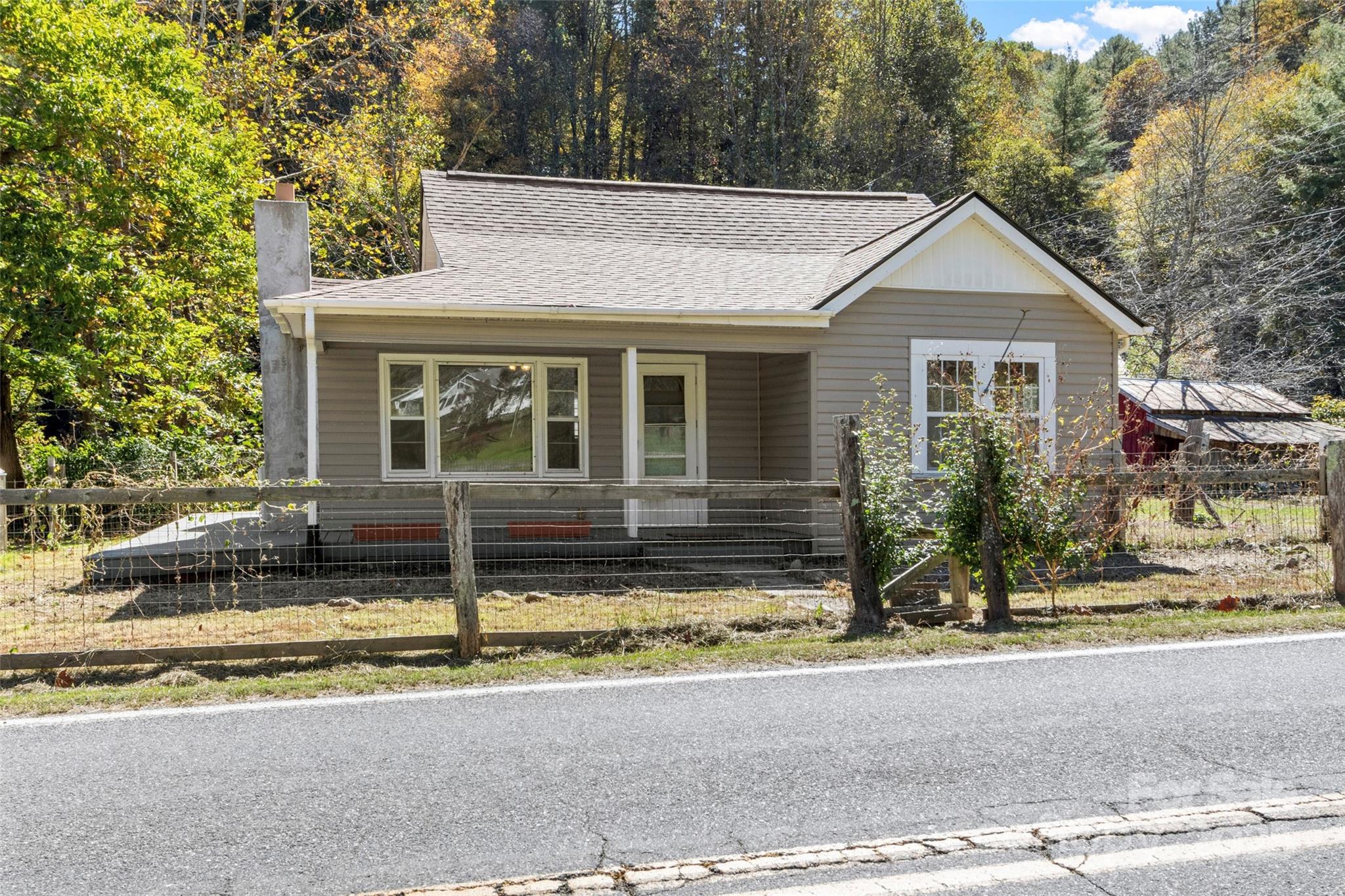 689 Bald Mountain Road Burnsville, NC 28714 - Photo 2 of 21 front view of house