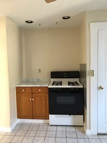 $1,800 | 148 B Street, Unit 2, Lowell, MA 01851