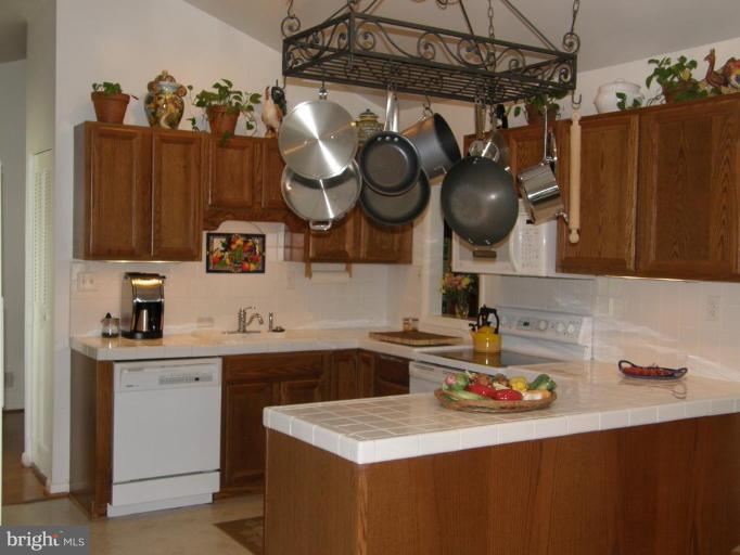 11817 Riders Lane Reston, VA 20191 - Photo 7 of 16 Kitchen #2