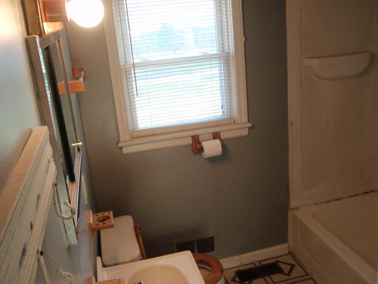 2021 Laura Road Northwest Roanoke, VA 24017 - Photo 11 of 22 Bath