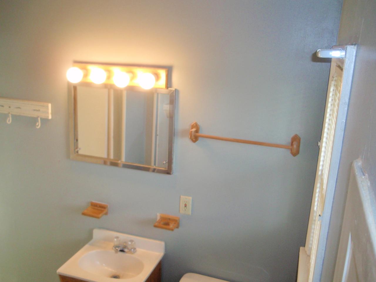 2021 Laura Road Northwest Roanoke, VA 24017 - Photo 12 of 22 Bath