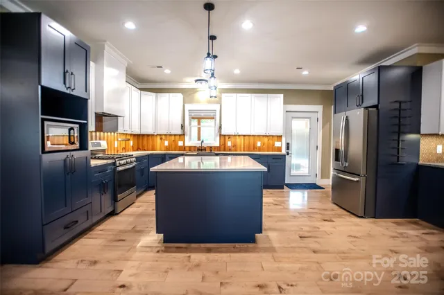 a view of a livingroom with a workspace