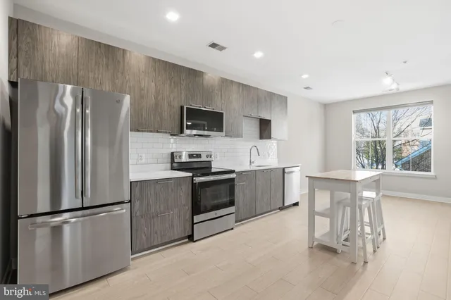 $2,600 | 989 South Buchanan Street, Unit 303, Arlington, VA 22204