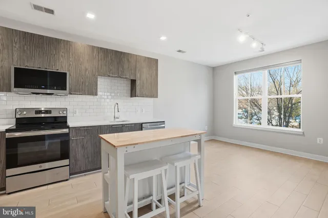 $2,600 | 989 South Buchanan Street, Unit 303, Arlington, VA 22204