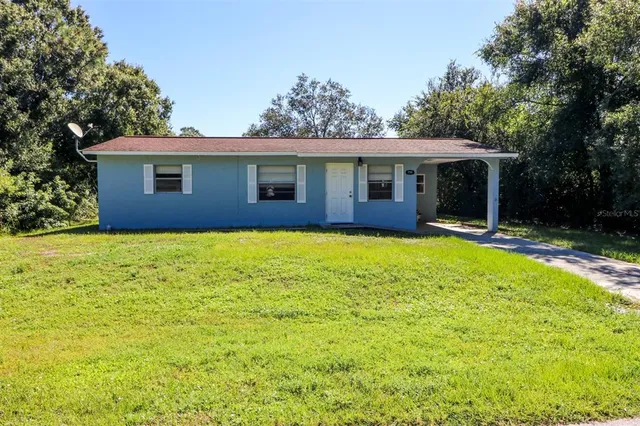 a view of a house with a yard