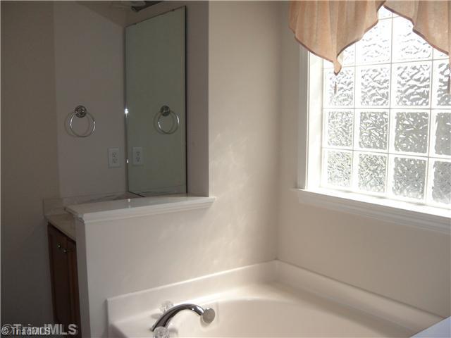 124 Water Mill Road Kernersville, NC 27284 - Photo 11 of 15 Master Bath/Spa.