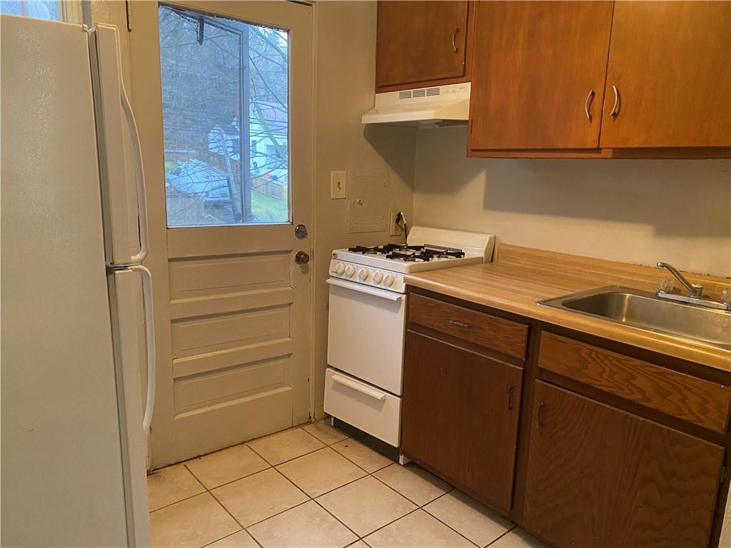 1 Penn Ridge Court, Unit 10 Pittsburgh, PA 15235 - Photo 3 of 23 a kitchen with a stove and a sink