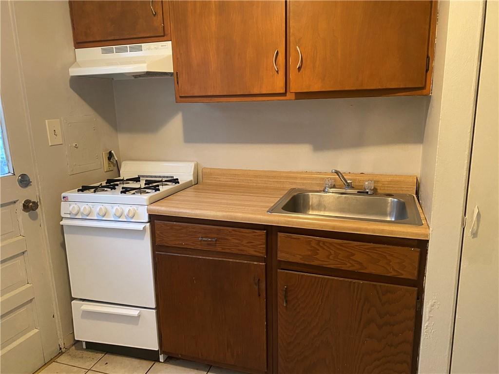 1 Penn Ridge Court, Unit 10 Pittsburgh, PA 15235 - Photo 4 of 23 a utility room with dryer and washer