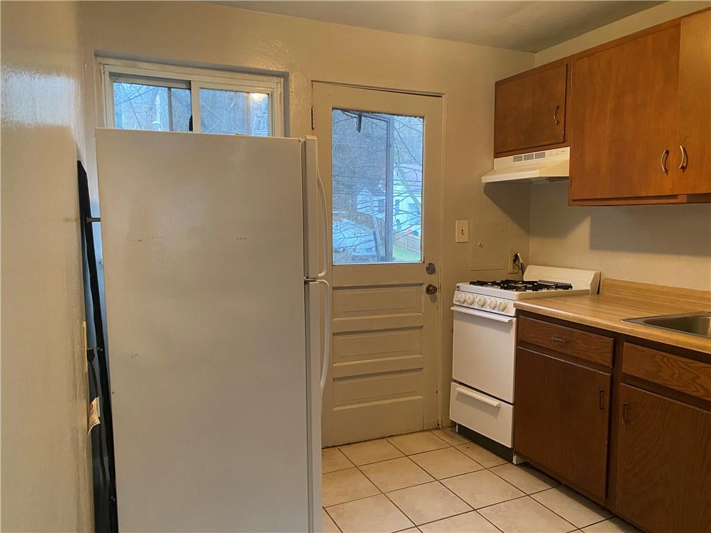 1 Penn Ridge Court, Unit 10 Pittsburgh, PA 15235 - Photo 5 of 23 a kitchen with a refrigerator and cabinets