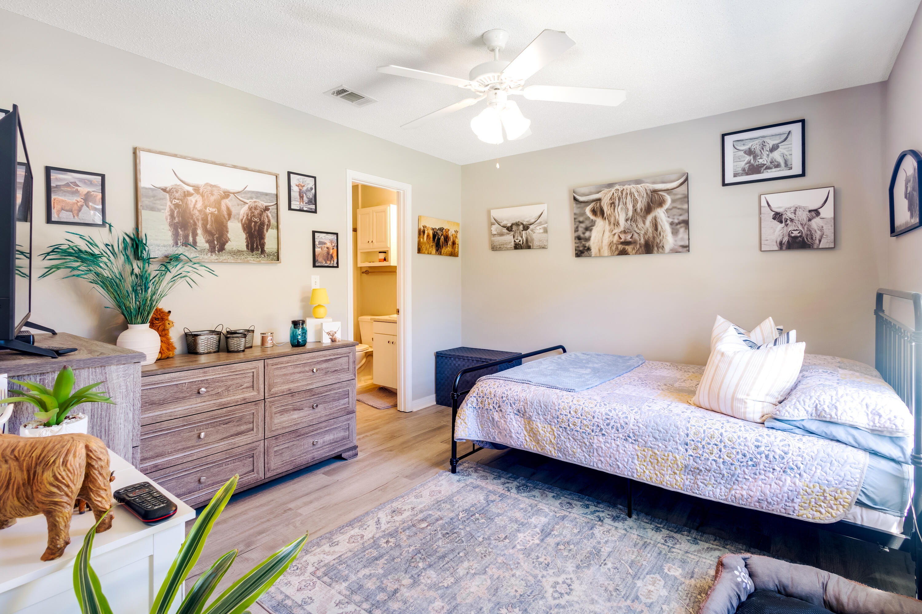 103 Valley View Drive DeFuniak Springs, FL 32433 - Photo 18 of 34 a living room with furniture and paintings on the wall