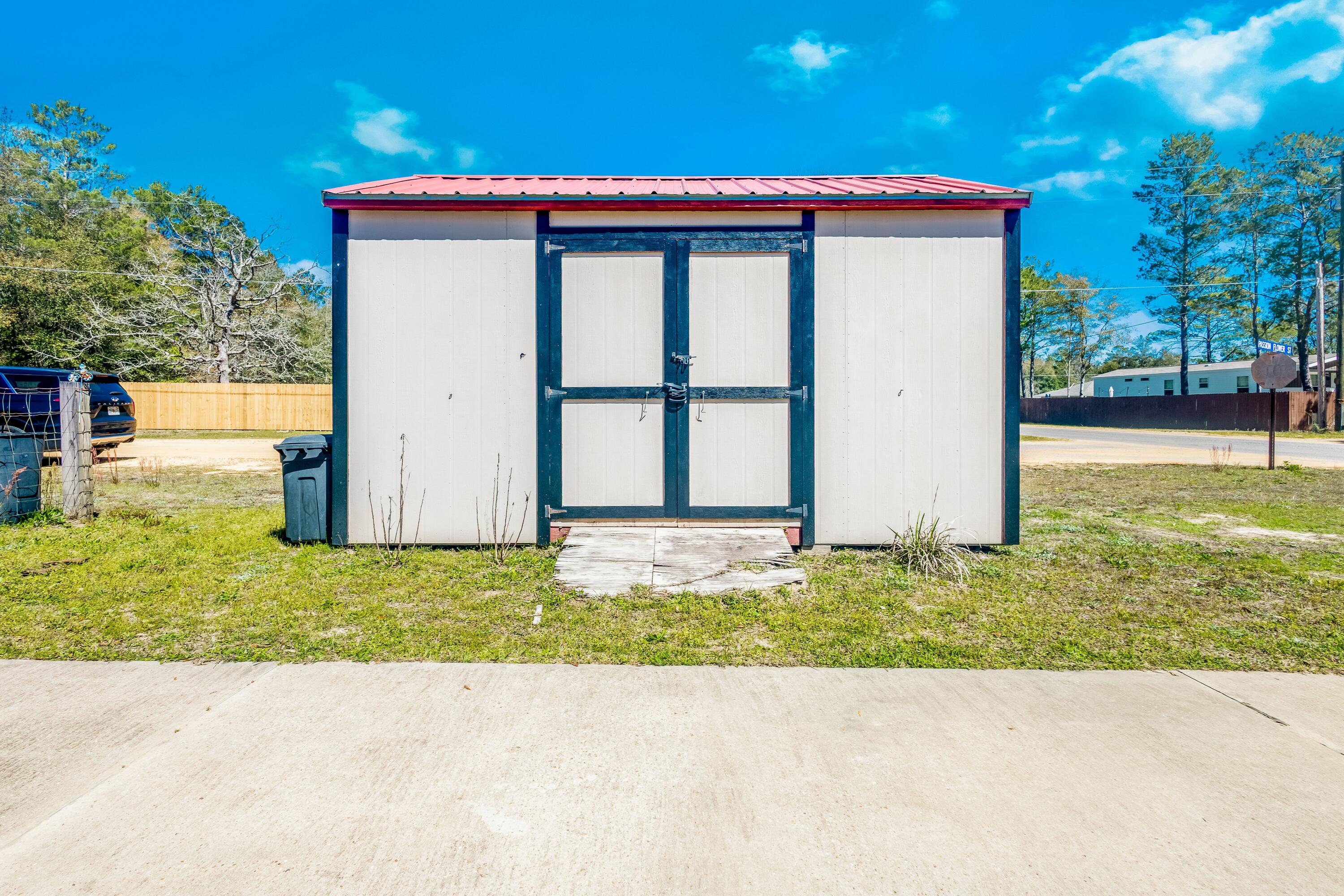 103 Valley View Drive DeFuniak Springs, FL 32433 - Photo 4 of 34 a view of a backyard