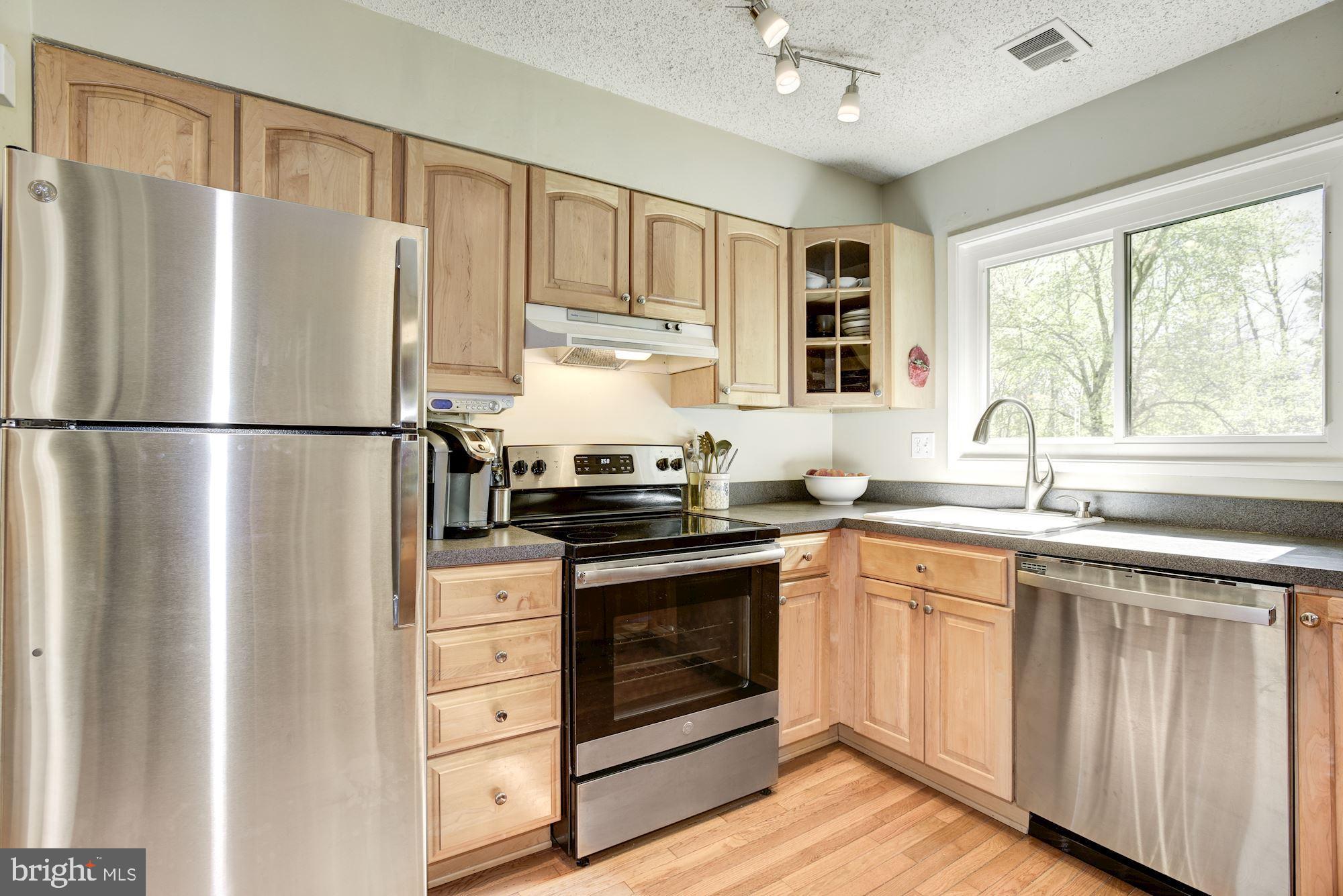 2220 Cartwright Place Reston, VA 20191 - Photo 7 of 39 Stainless Appliances