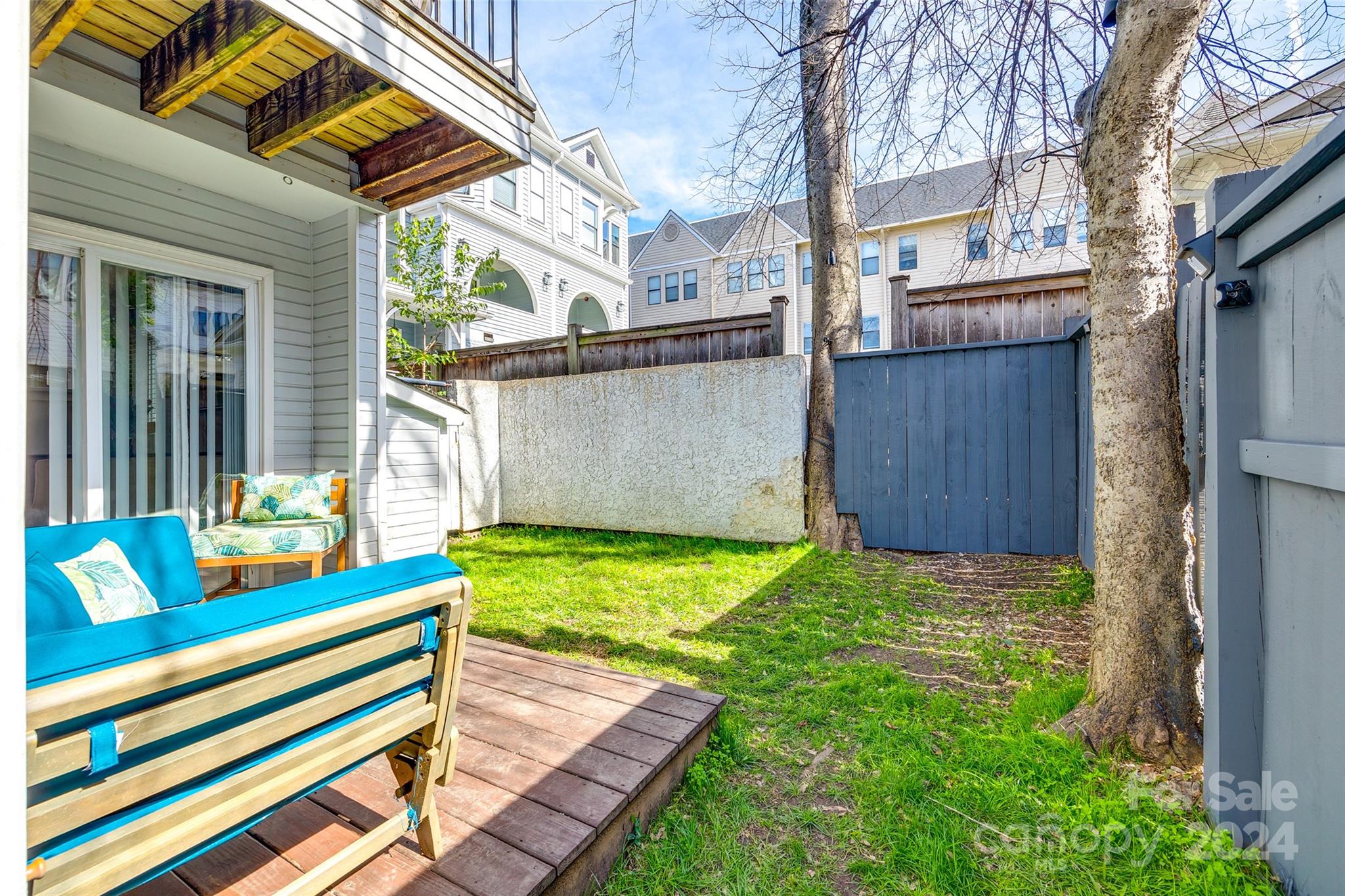 414 West 9th Street, Unit F Charlotte, NC 28202 - Photo 27 of 31 a backyard of a house with seating space