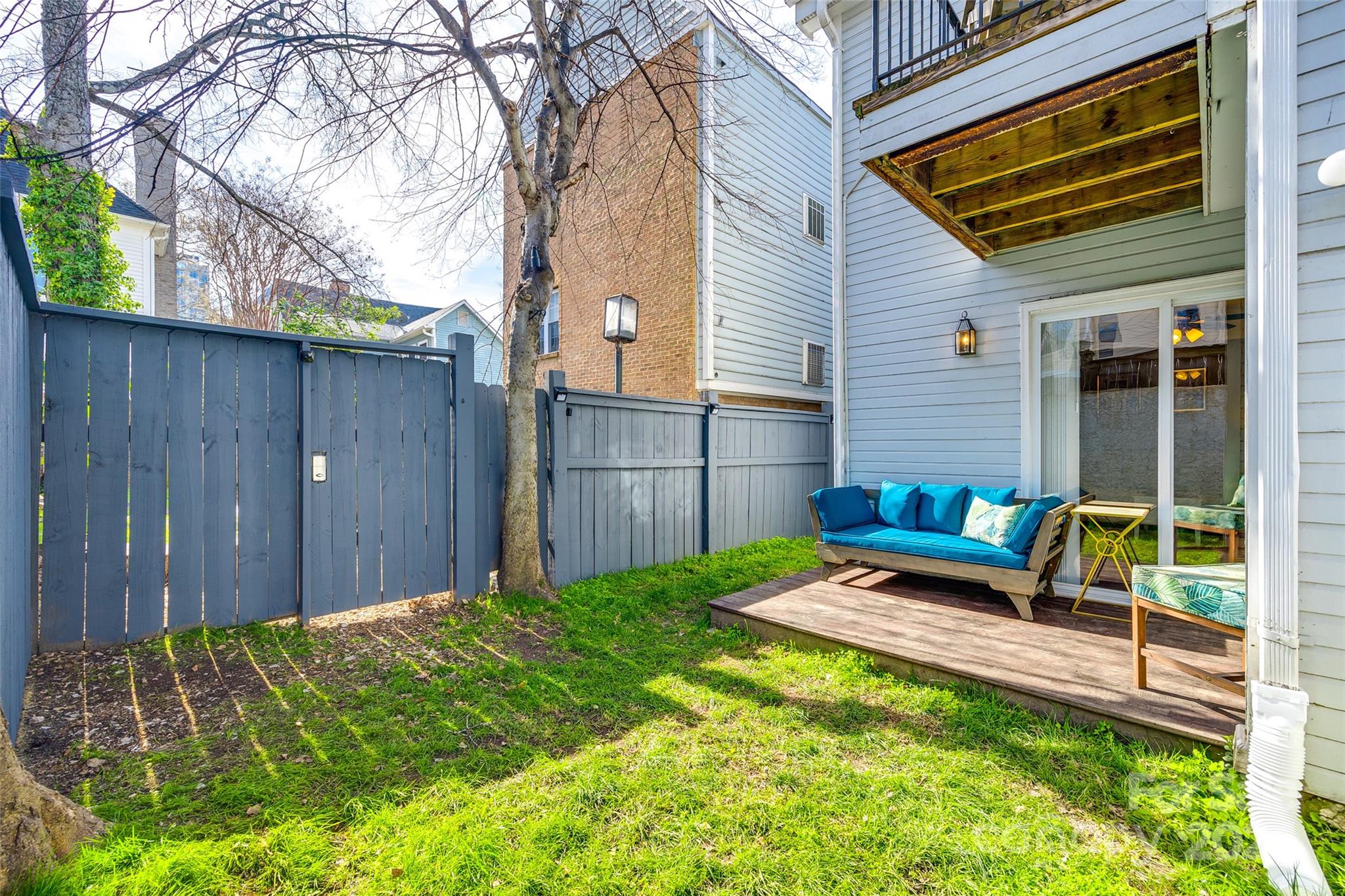 414 West 9th Street, Unit F Charlotte, NC 28202 - Photo 28 of 31 a view of a backyard with wooden fence and a bench