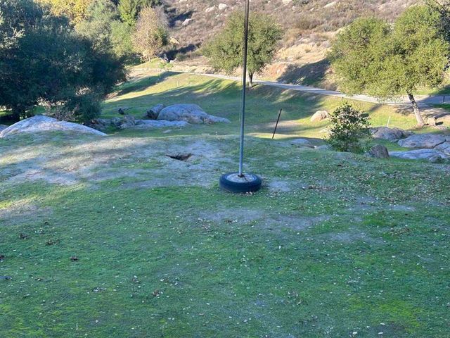 a view of a backyard