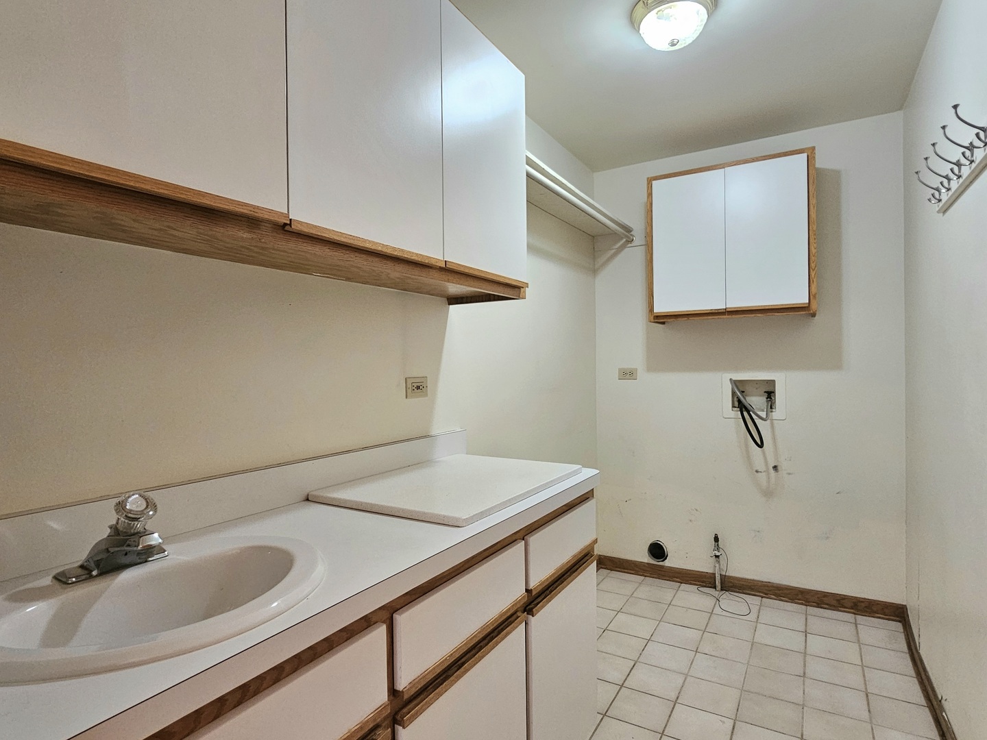 25028 Cashel Bay Road Manhattan, IL 60442 - Photo 25 of 32 a bathroom with a sink and a mirror