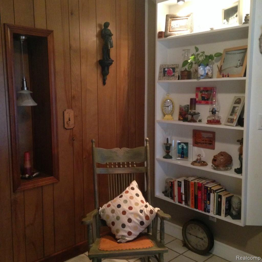 16450 Rougeway Street Livonia, MI 48154 - Photo 14 of 15 rougeway foyer 1.jpg