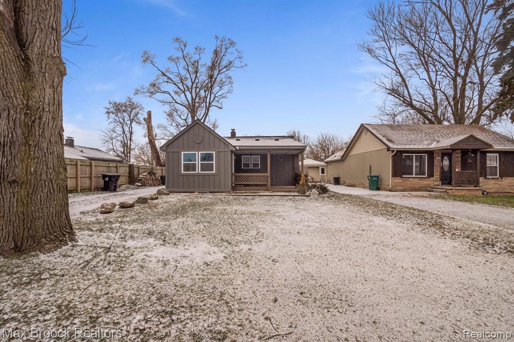22025 Springbrook Avenue Farmington Hills, MI 48336 - Photo 3 of 24