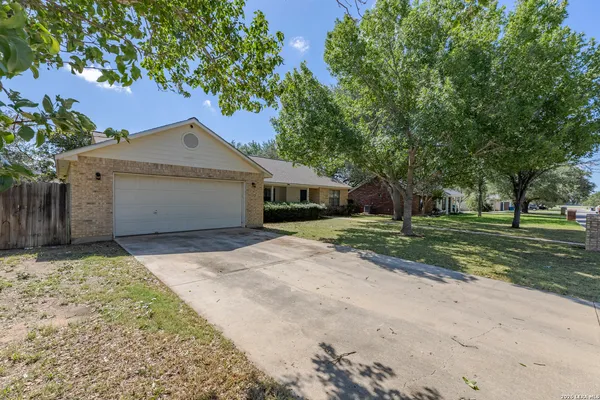 $300,000 | 126 Woodland Drive, Pleasanton, TX 78064
