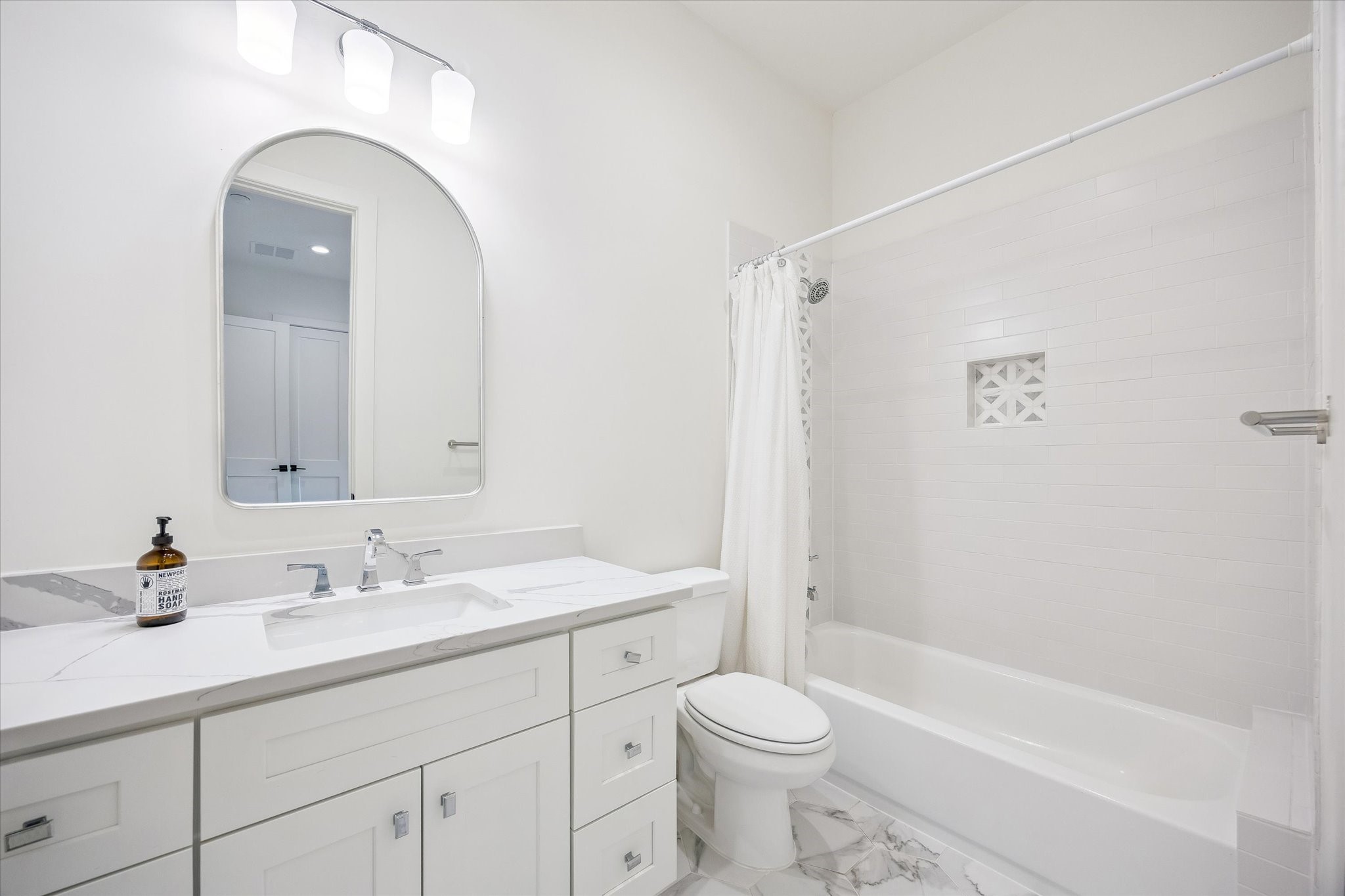 1729 Chippendale Road Houston, TX 77018 - Photo 33 of 45 Ensuite bathroom 2.