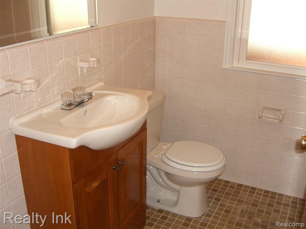 3974 Golfside Road Ypsilanti, MI 48197 - Photo 12 of 24 Picture 019.jpg