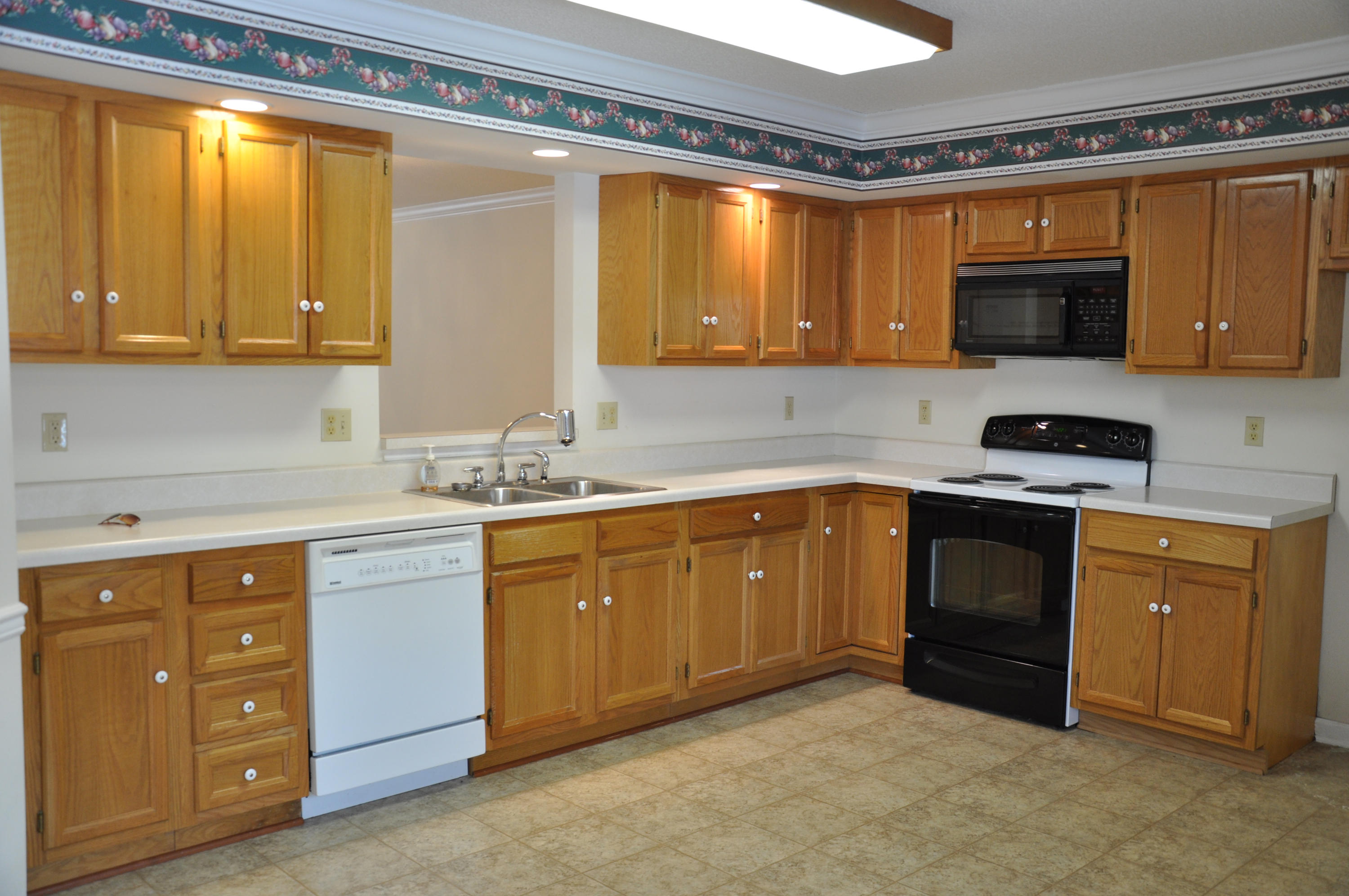 3116 Cunningham Road, Unit B5 Knoxville, TN 37918 - Photo 8 of 20 large, bright kitchen