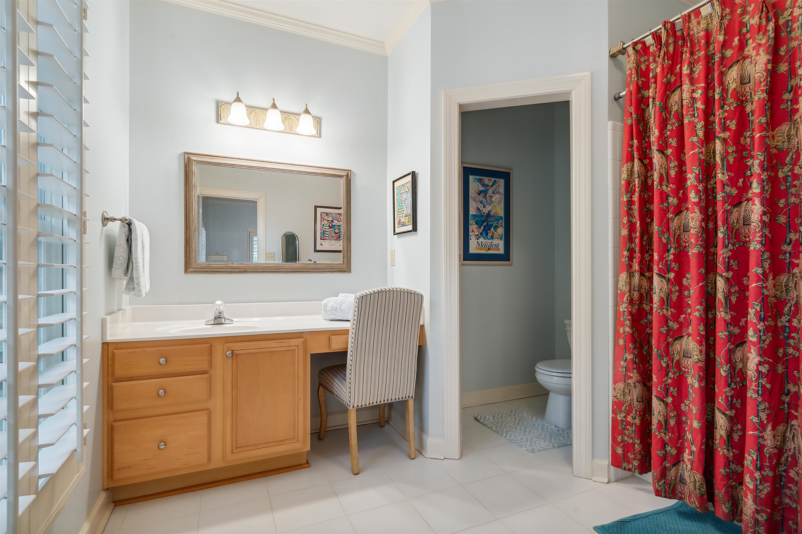 3536 Walnut Grove Road Memphis, TN 38111 - Photo 14 of 18 a bathroom with a toilet a sink and mirror