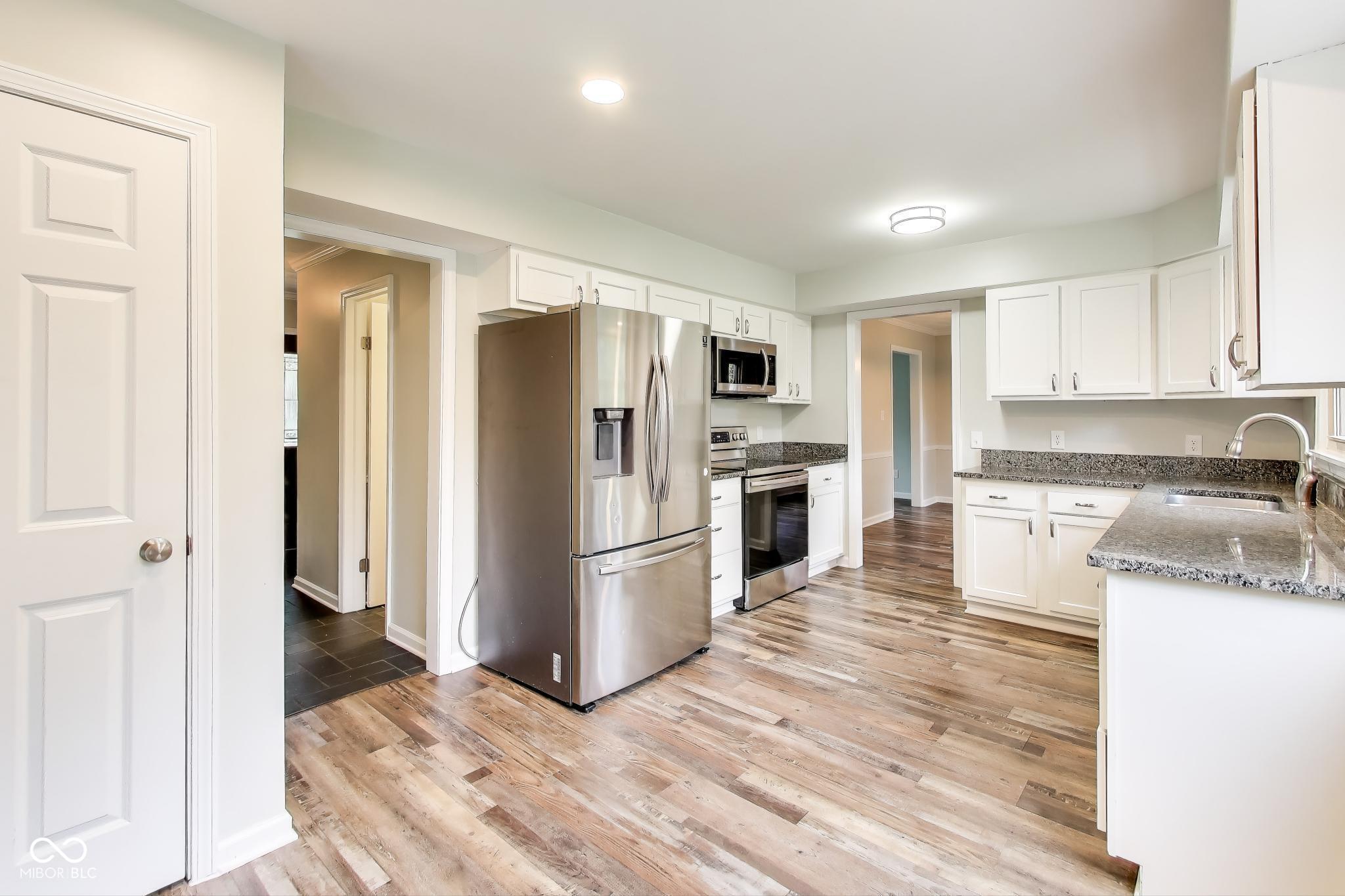 7222 Brompton Court Indianapolis, IN 46250 - Photo 3 of 38